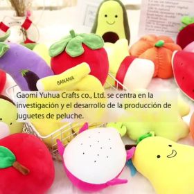 Los fabricantes venden al por mayor aguacate, sandía, frutas simuladas, muñecas de peluche, juguetes de bodas y pequeños regalos para niños.