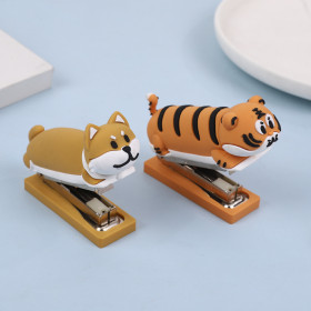 Instalación de escritorio, juguetes pequeños, muñecas para niños, grapadora creativa, grapadora de clavos, cargador de dibujos animados, papelería de oficina