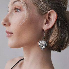 Joyas transfronterizas europeas y americanas moda pendientes de amor de metal retro de lujo ligero de alta gama sensación de plata pendientes de melocotón al por mayor e2399